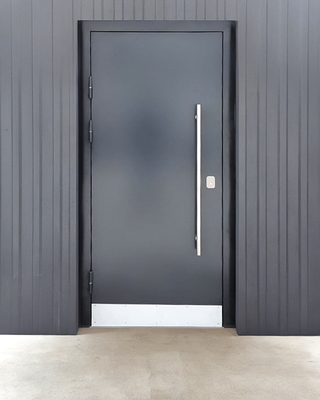 Дверь с длинной ручкой и отбойником Дверь с длинной ручкой и отбойником