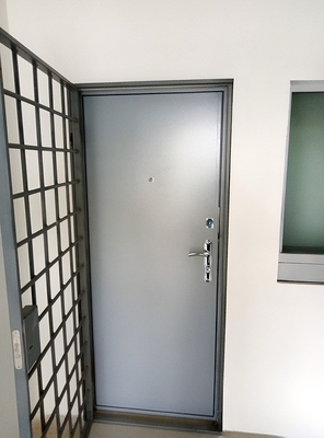 Дверь с решеткой Дверь с решеткой