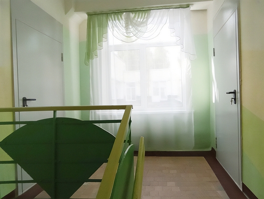 Двери в образовательном центре