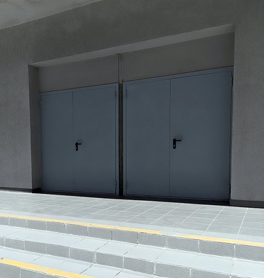 Двупольные двери в спорткомплексе Двупольные двери в спорткомплексе