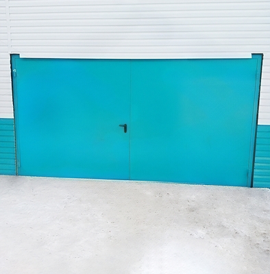 Широкие окрашенные ворота