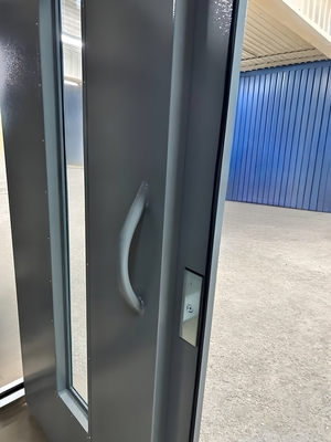 Подъездная дверь с глухой боковой вставкой Подъездная дверь с глухой боковой вставкой